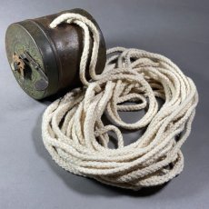 画像5: 1910-20's "DUSTLESS" Wood Handle Clothes-Line Reel (5)