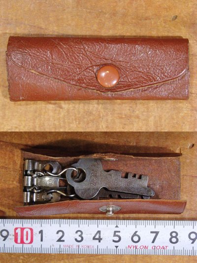 画像2: 1920-30's Fake Leather Key Holder w/2-Keys